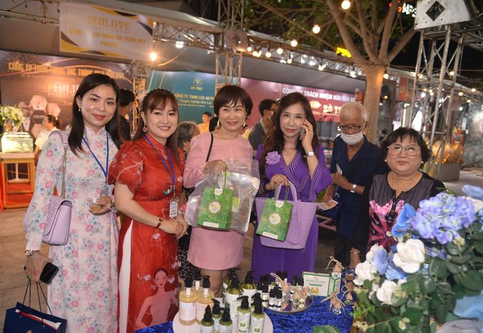 Khách hàng mua sắm tại gian hàng chăm sóc sức khỏe