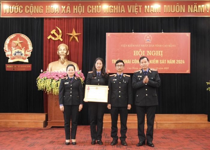 Thừa ủy quyền của Chủ tịch nước, lãnh đạo Viện Kiểm sát nhân dân tỉnh tặng Huân chương Lao động hạng Nhì cho Viện Kiểm sát nhân dân Thành phố.
