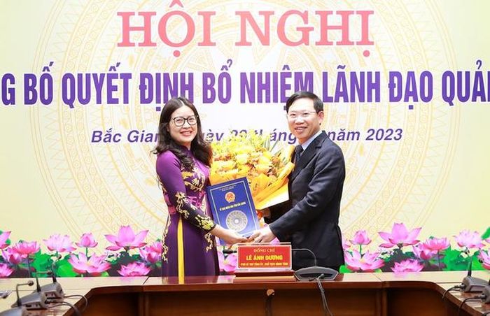 Ông Lê Ánh Dương trao quyết định cho tân Giám đốc Sở Y tế.