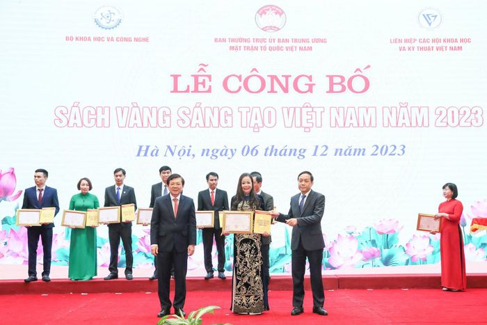 Phó Chủ tịch UBTƯ MTTQ Việt Nam Nguyễn Hữu Dũng và ông Nguyễn Thanh Hải - Phó Ban Nội chính Trung ương trao giấy chứng nhận và Sách vàng Sáng tạo Việt Nam năm 2023 cho các tác giả, nhóm tác giả. Ảnh: Quang Vinh.