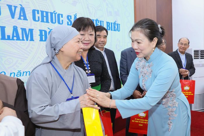 Phó Chủ tịch UBTƯ MTTQ Việt Nam Trương Thị Ngọc Ánh tặng quà Đại biểu dân tộc thiểu số và chức sắc tiêu biểu các tôn giáo tỉnh Lâm Đồng. Ảnh: Tiến Đạt.