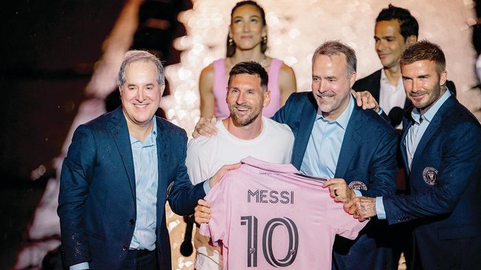 Màn ra mắt của Messi, bên cạnh các ông chủ của Inter Miami. Ảnh: Getty Images 