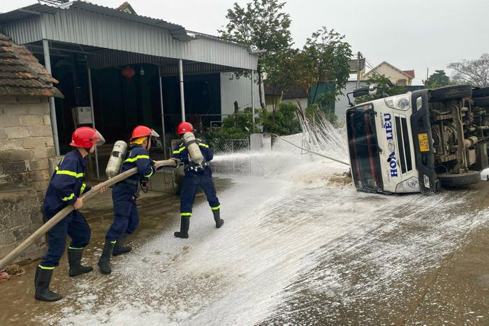 Cảnh sát PCCC phun bọt ngăn ngừa sự cố nguy hiểm khi xe bồn bị lật 