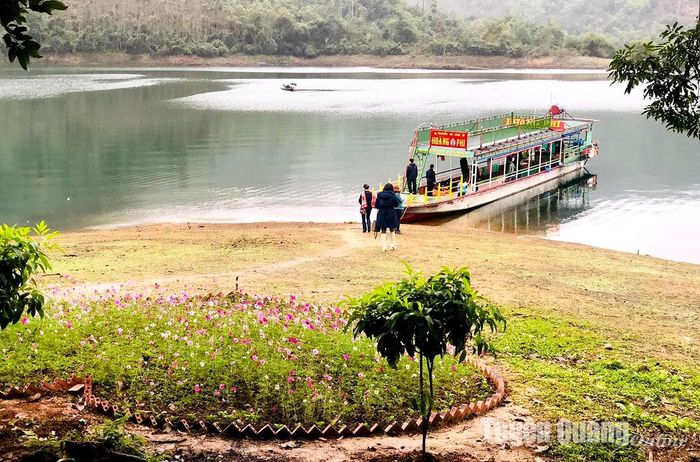 Du khách sẽ phải di chuyển bằng thuyền lên đảo.