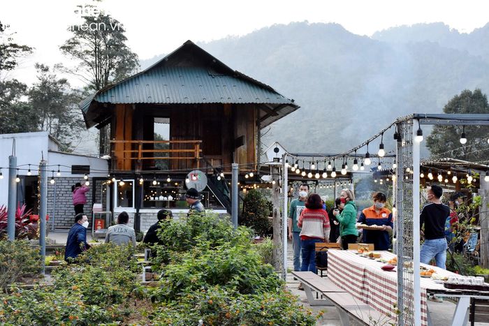  Du khách trải nghiệm tại Farmstay Nhật Minh (Quế Phong). Ảnh: Công Kiên 