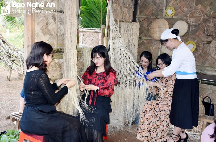  Du khách trải nghiệm nghề đan võng gai dân tộc Thổ ở Nghĩa Đàn. Ảnh: Công Kiên 