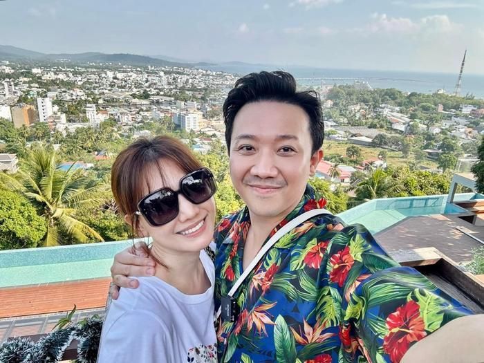 Trong mọi chuyến đi du lịch, Trấn Thành đều chủ động chụp ảnh đầy tình tứ với bà xã 