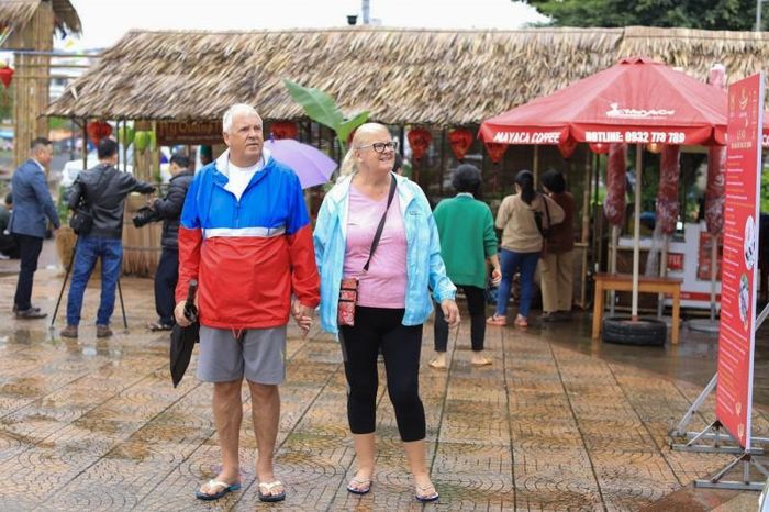 Du khách nước ngoài tham quan lễ hội