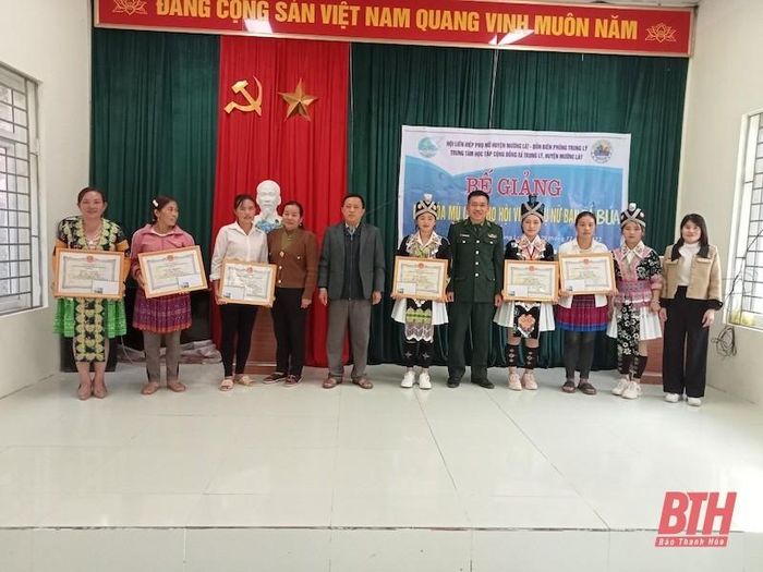 Đại diện UBND xã Trung Lý, Chỉ huy Đồn Biên phòng Trung Lý trao giấy khen cho các học viên có nhiều cố gắng trong học tập.