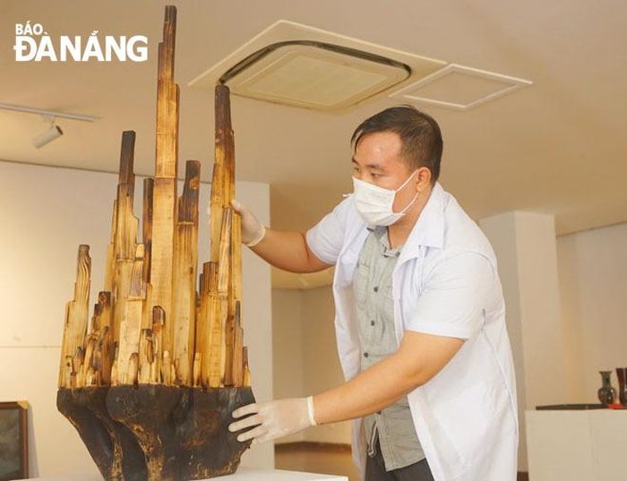 Cán bộ Bảo tàng Mỹ thuật Đà Nẵng nỗ lực bảo quản hiện vật đúng quy trình. Ảnh: XUÂN SƠN