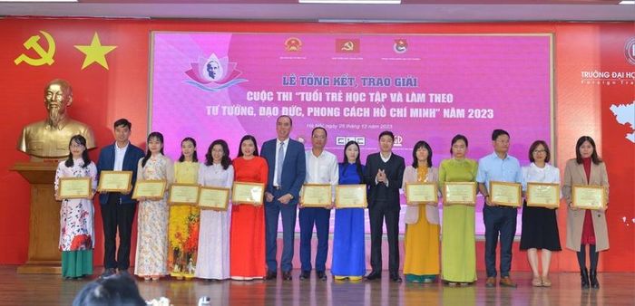 Cô Phạm Thị Liễu (thứ 9 từ trái sang) nhận giải tư cuộc thi "Tuổi trẻ học tập và làm theo tư tưởng, đạo đức, phong cách Hồ Chí Minh" năm 2023 tại Hà Nội. Ảnh: NVCC