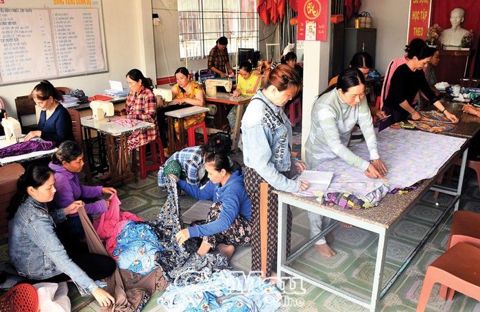 Xã Tắc Vân, TP Cà Mau, phối hợp với Công ty TNHH MTV Thiên Việt Cà Mau khai giảng lớp may dân dụng. Công ty sẽ đứng ra liên kết để các học viên tham gia may gia công, có thu nhập.