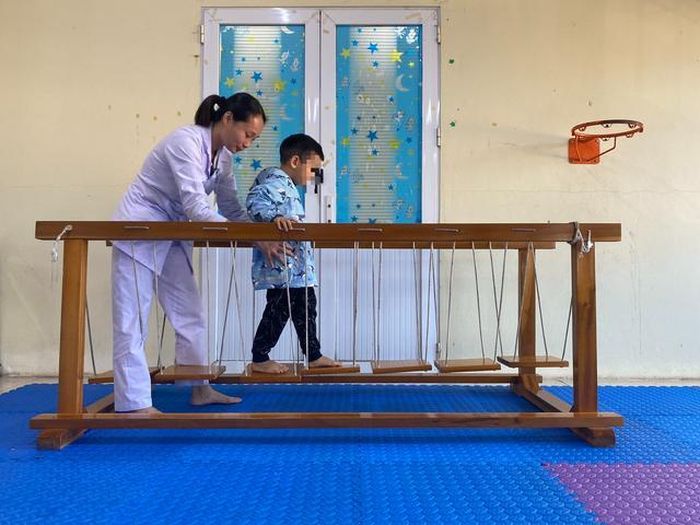 Hướng dẫn trẻ học vận động trị liệu.
