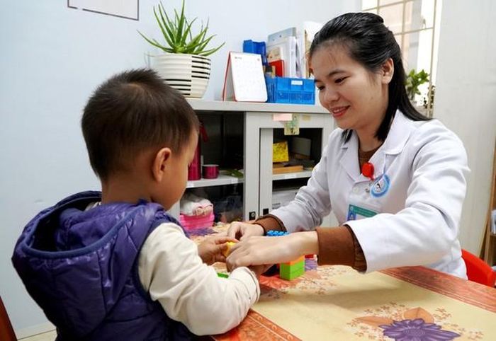 Thạc sĩ tâm lý Đoàn Thị Ái kiên trì đồng hành cùng trẻ.