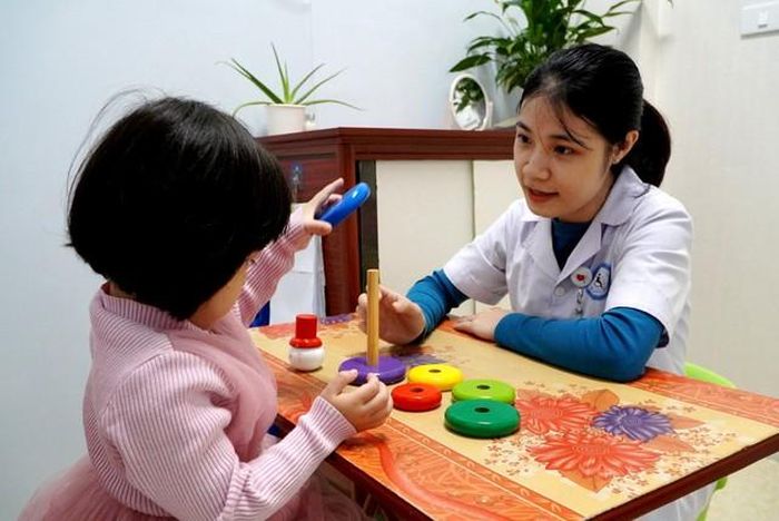 Chị Nguyễn Thị Minh luôn tận tình hỗ trợ, dạy các cháu nhỏ.