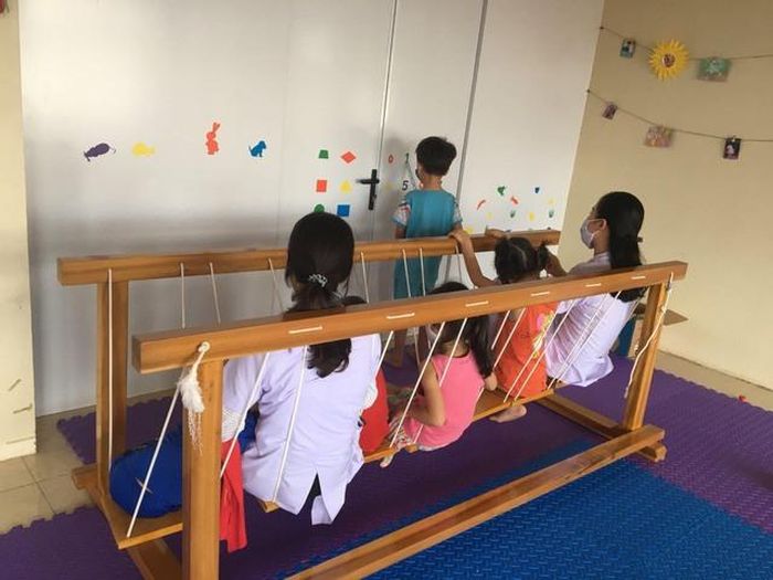 Học vận động trị liệu tập thể cùng nhóm.