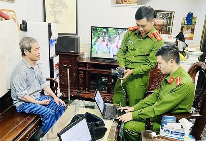 Cán bộ, chiến sĩ Công an TP Nam Định làm CCCD tại nhà cho người dân.