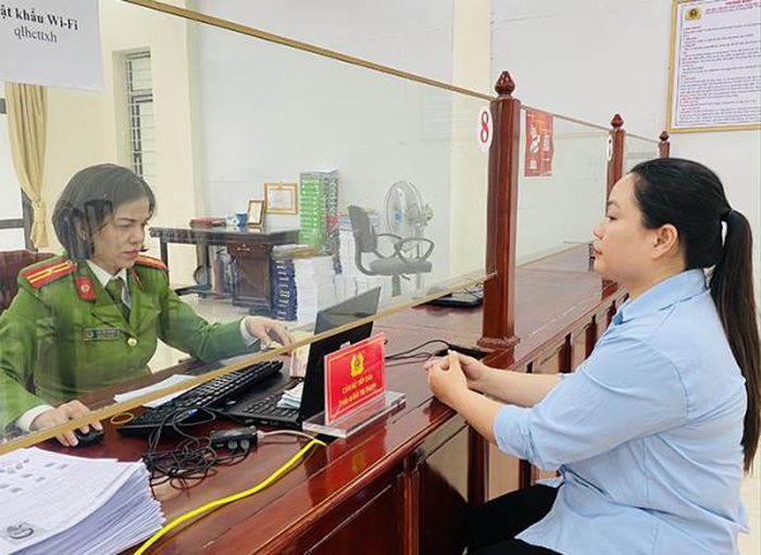 Bộ phận tiếp nhận và trả kết quả tại trụ sở Công an TP Nam Định hướng dẫn người dân giải quyết thủ tục hành chính.