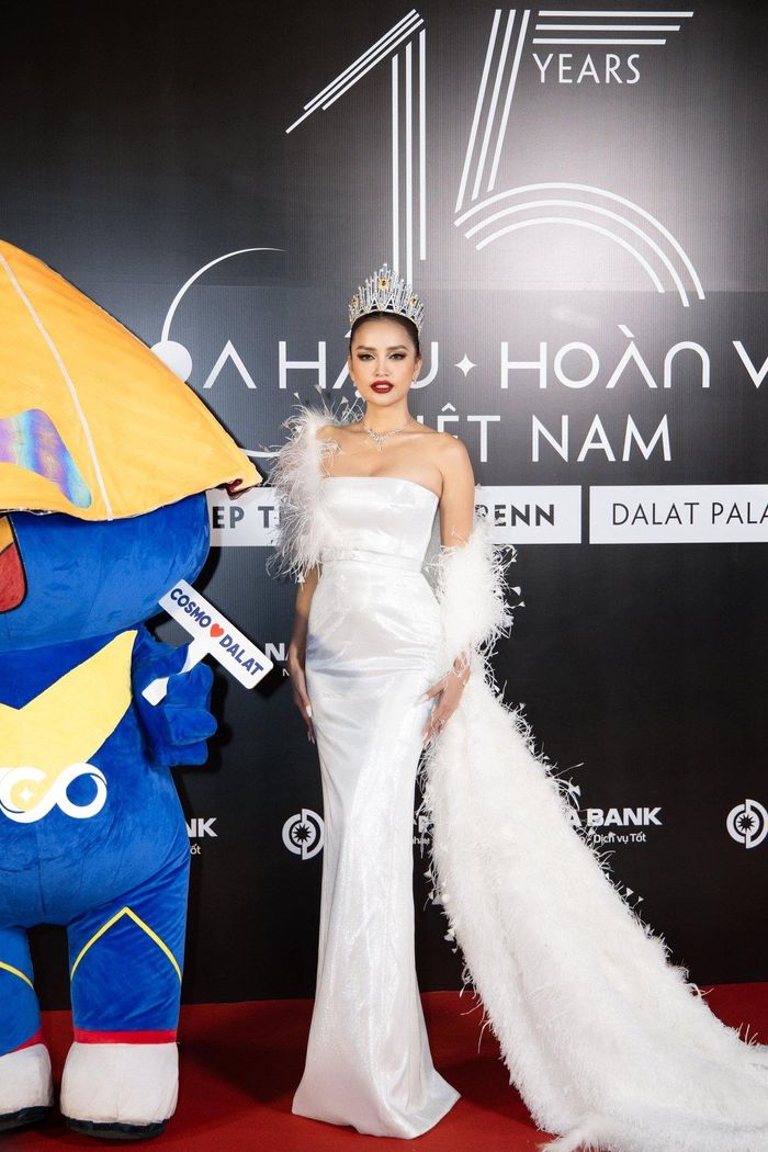  Đương kim Hoa hậu Hoàn vũ Việt Nam Ngọc Châu tạo dáng với bộ đầm ôm sát. Nhìn lại hành trình đã qua, cô đối diện nhiều thăng trầm, song có những thay đổi tích cực, đặc biệt là phong cách ngày càng cá tính hơn. 