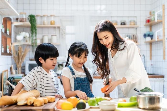 Hãy để con giúp bạn lên kế hoạch cho một số bữa ăn, đây là cơ hội để bạn thảo luận với con về chi phí nguyên liệu. (Ảnh: ITN).