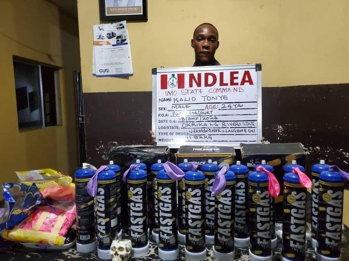 Một nghi phạm buôn bán khí cười bị Cơ quan Thực thi Luật Ma túy quốc gia Nigeria (NDLEA) bắt giữ. Ảnh: NDLEA