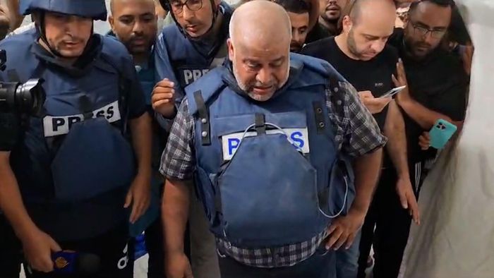 Nhà báo người Palestine, Wael Dahdouh, đau đớn khi đến nhận thi thể vợ và 2 con tại bệnh viện ở Gaza. Ảnh: Al Jazeera