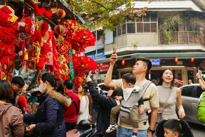 Đây là “thiên đường mua sắm” các đồ trang hoàng nhà cửa, mùa Giáng sinh vừa qua, phố Hàng Mã đã nhanh chóng thay đổi diện mạo, ngập tràn không khí Tết bởi các mặt hàng trang trí.