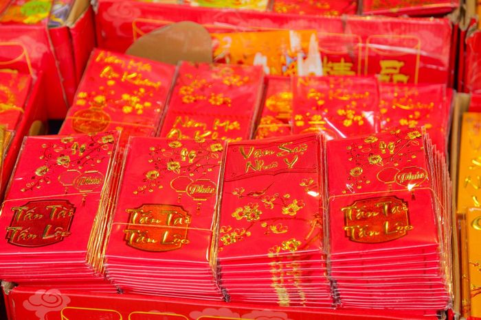 Theo một chủ cửa hàng trên phố Hàng Mã, các sản phẩm trang trí nhà cửa dịp Tết năm nay có giá bán tương đối ổn định và nhiều mẫu mã mới, đặc biệt là rồng, linh vật của năm 2024. Dây trang trí nhỏ có giá từ 10.000 - 20.000 đồng/dây; các đồng tiền vàng có chữ “Chúc mừng năm mới”, “Vạn sự như ý”… tùy kích cỡ lớn nhỏ mà có giá bán từ 120.000 - 250.000 đồng/sản phẩm...