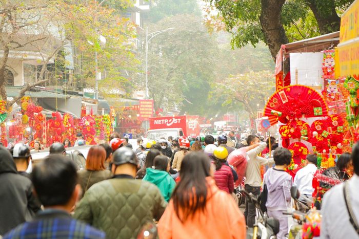 Còn hơn 1 tháng nữa mới tới Tết Nguyên đán Giáp Thìn nhưng phố Hàng Mã (phường Hàng Mã, quận Hoàn Kiếm, TP Hà Nội) đã nhộn nhịp người dân đi mua sắm.