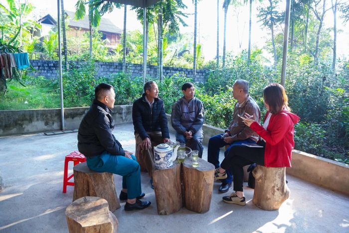  Ông La Văn Hóa (thứ 2 trái sang trao đổi với lãnh đạo Đảng ủy thị trấn Kim Sơn và Chi bộ khối Hồng Phong. Ảnh: Đình Tuyên 