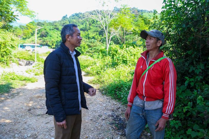  Ông La Văn Hóa trao đổi với anh Quang Văn Chiến ở khối Hồng Phong, thị trấn Kim Sơn về kinh nghiệm sản xuất, chăn nuôi. Ảnh: Khánh Ly 