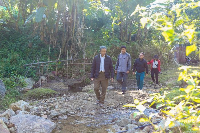  Ông La Văn Hóa (đi đầu) dẫn cán bộ khối Hồng Phong, thị trấn Kim Sơn vào thăm trang trại. Ảnh: Đình Tuyên 