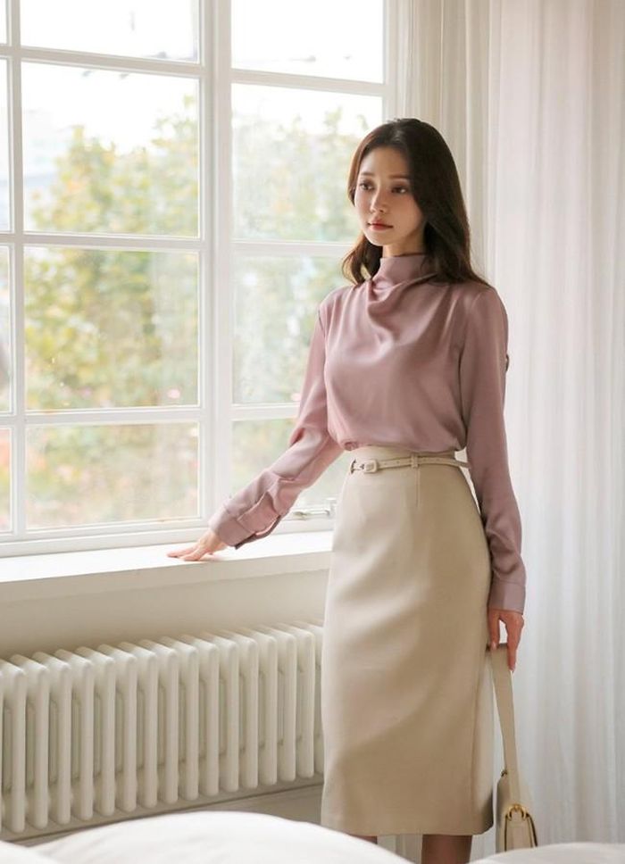 Các mẫu váy công sở có phần già dặn chắc chắn sẽ trở nên mới mẻ, xinh xắn hơn khi mix cùng áo blouse màu sắc ngọt ngào. Đây là công thức bạn gái có thể diện đi làm quanh năm không sợ nhàm chán.