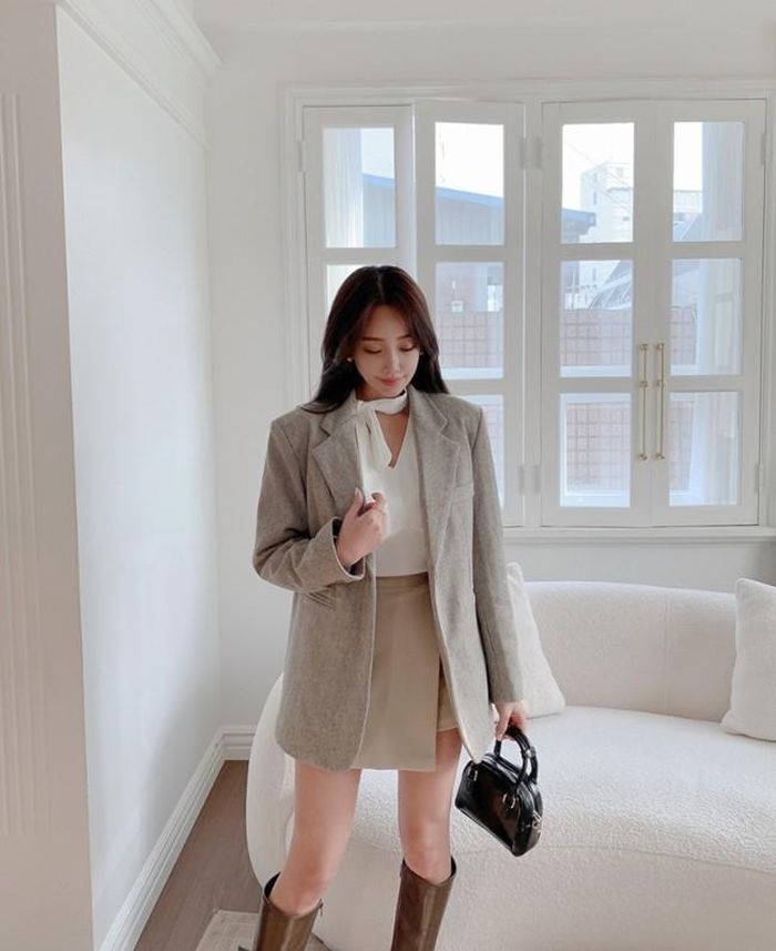 Áo blouse và chân váy mini là bộ đôi mặc đẹp “bất bại” quanh năm. Khi trời trở lạnh, bạn chỉ cần thêm một chiếc áo khoác như blazer hoặc áo tweed là đủ đẹp.