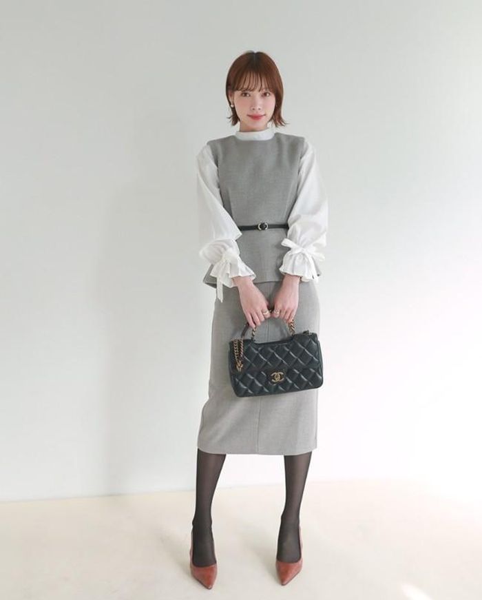 Set đồ đậm chất công sở từ chất liệu, màu sắc cho tới kiểu dáng song không hề bị “cộng tuổi” nếu bạn gái chăm mặc cùng áo blouse nền nã, điệu đà.
