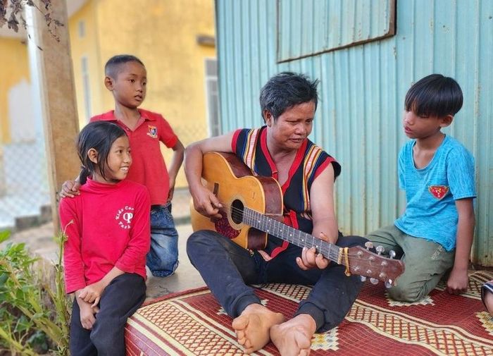 Những lúc rảnh rỗi, ông Tanh thường ngồi đàn những bài dân ca cho bọn trẻ trong làng nghe nhằm vun đắp tình yêu với âm nhạc truyền thống của dân tộc. Ảnh: D.T