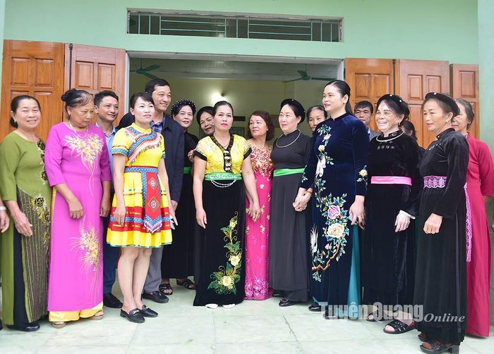 Phó Trưởng Đoàn chuyên trách Đoàn ĐBQH tỉnh Ma Thị Thúy với Nhân dân thôn Bản Mèo, xã Ngọc Hội (Chiêm Hóa).