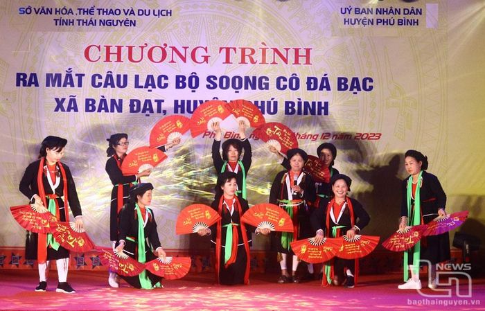 Tiết mục “Thuyền đến bến” do các thành viên Câu lạc bộ Soọng cô Đá Bạc trình diễn.