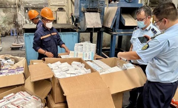 Các loại tân dược, thực phẩm chức năng không rõ nguồn gốc xuất xứ bị tiêu hủy.