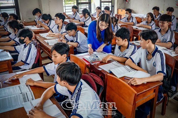 Cô Sơn Thị Hồng Cẩm luôn tận tình chỉ dẫn học sinh.