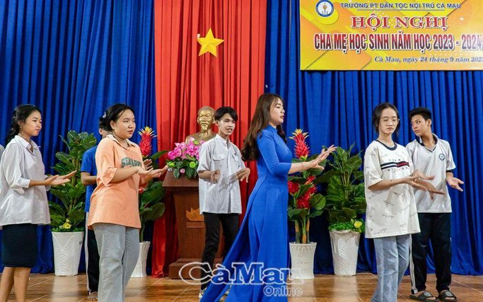 Cô Sơn Thị Hồng Cẩm luôn tích cực cùng với học sinh trong các hoạt động văn nghệ của trường.