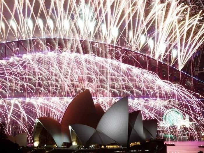  Một số người ví von pháo hoa phía sau Nhà hát Opera Sydney như một bức tranh lấp lánh và rực rỡ. “Khoảnh khắc đó sẽ kéo dài suốt cuộc đời tôi”, một người dân bày tỏ. Ảnh: Jonathan Ng/News.com.au.