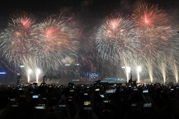  Hàng trăm nghìn người đã chiêm ngưỡng màn pháo hoa ở bến cảng Victoria, Hong Kong. Ảnh: South China Morning Post. 