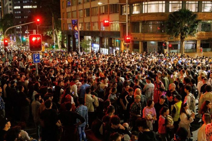  Hơn một triệu người tại Sydney đã đổ xô xuống đường để đón Giao Thừa và xem trình diễn pháo hoa. Ảnh: The Sydney Morning Herald.