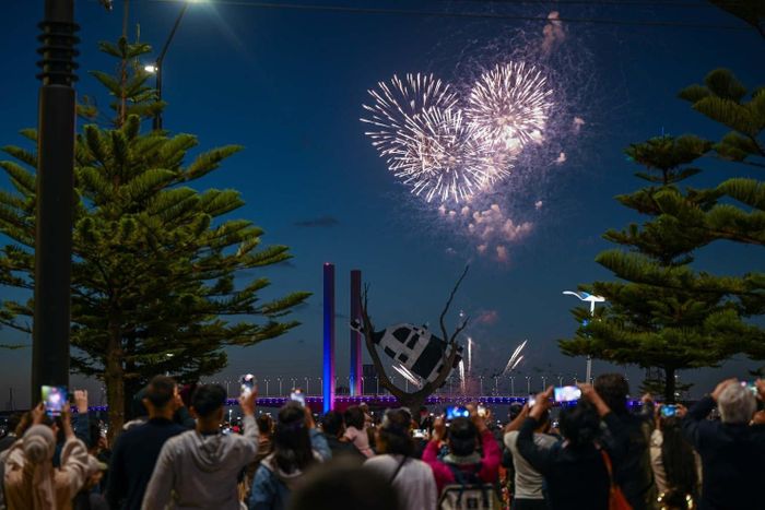  Pháo hoa ở Melbourne bắt đầu được bắn từ 21 giờ 30 phút (giờ địa phương). Người dân không giấu được sự phấn khích khi chiêm ngưỡng pháo hoa hình trái tim trên bầu trời. Ảnh: The Sydney Morning Herald.