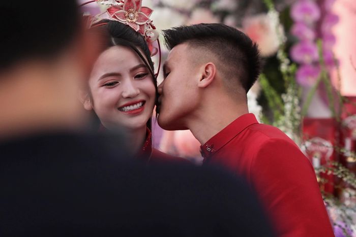  Tại lễ đường, Quang Hải hôn Thanh Huyền. Cặp đôi trao cho nhau những cử chỉ thân mật trong lúc chờ làm lễ. 