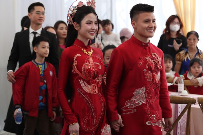  Cặp đôi nắm tay nhau vào làm lễ trước sự chứng kiến của người thân, bạn bè và người dân địa phương. 