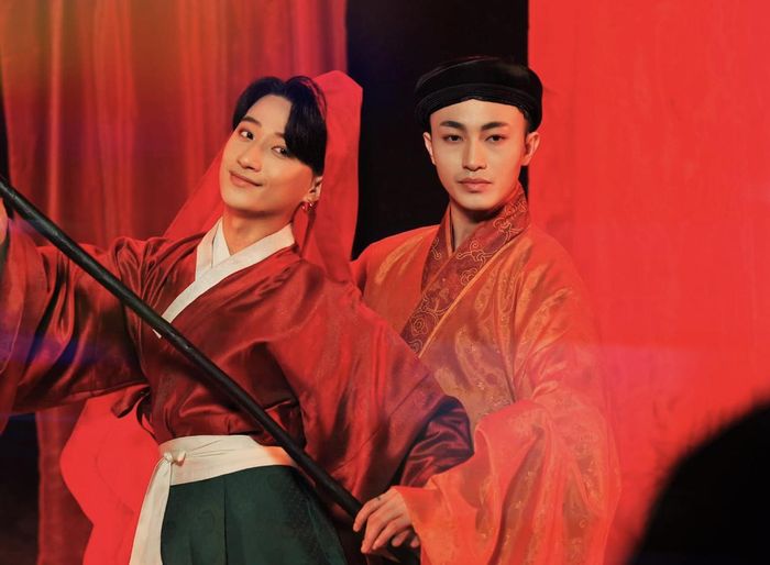  Adam Lâm và diễn viên múa Sùng A Lùng trong MV 
