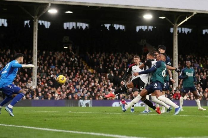 Arsenal thua ngược Fulham, nguy cơ tụt khỏi top 4 Ngoại hạng Anh.(Ảnh: Reuters)