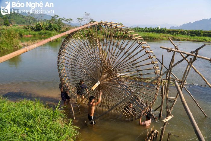  Khi chiếc cọn đã yên vị trên giá đỡ, những người thợ lại phải lắp thêm máng hứng, máng dẫn thì hệ thống mới hoàn chỉnh và có thể hoạt động. Ảnh: Đình Tuyên 
